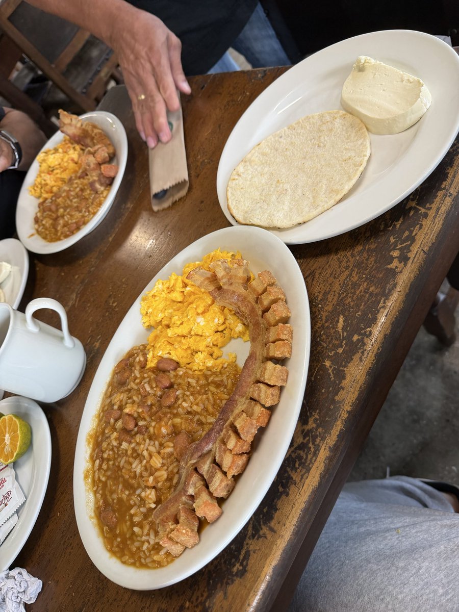 mustipss's tweet photo. 3 votos por el @CeDemocratico y luego a desayunar calentao con chicharrón, como buen paisa facho paraco https://t.co/UbIhlH5gKP
