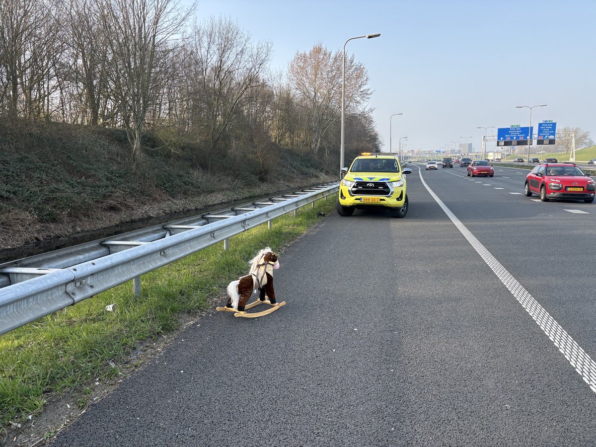 RWSverkeersinfo's tweet photo. 🐴 | We kregen een melding van een paard op de weg, dus wat doen we dan? We sturen ons beste paard van stal naar de melding. Eenmaal aangekomen bleek het vangen kinderspel, maar de terugrit een echte "Bumpy Ride". https://t.co/w6e7mHbEIb