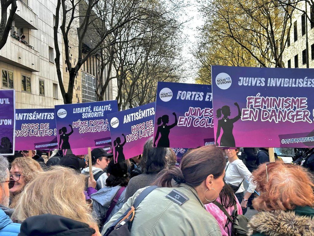 Je croyais que le féminisme était un universalisme.

Pourtant, les militantes de <a href="/nous_vivrons/">Collectif Nous Vivrons #🟦</a> sont empêchées de défiler pour le #8mars par des hordes de black-blocs antisémites.

Pourquoi ? Parce qu'elles sont juives.

Voilà comment certains ont dévoyé le féminisme. Une honte.