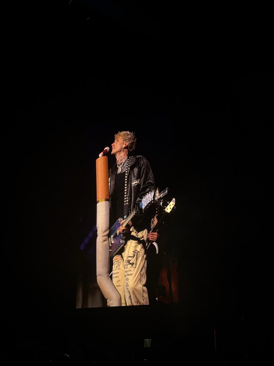 skyecandyxx's tweet photo. @machinegunkelly Manchester got blessed https://t.co/k8L2AxlW7J