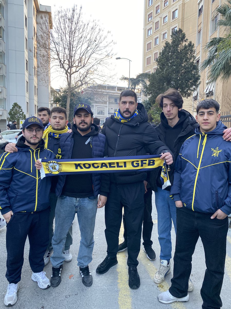 KocaeliGFB41's tweet photo. VEFALI ABİNİN, VEFALI KARDEŞİ !

Fenerbahçe’miz - Samsunspor 
📍Sokak 
(08.03.26)
#KOCAELİGFB
#GençFenerbahçeliler https://t.co/wiNhVpgrJT