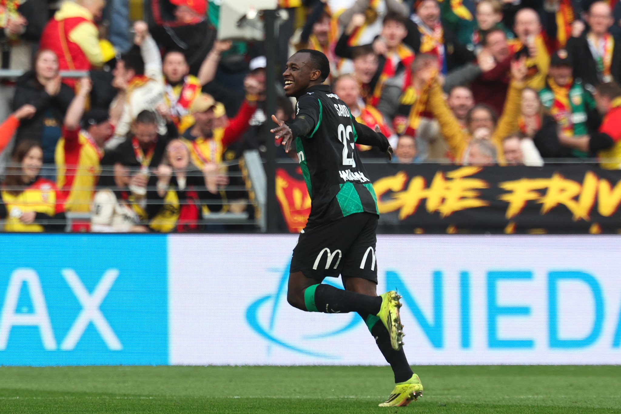 عاجل | النجم السعودي سعود عبدالحميد، لاعب فريق لانس الفرنسي، يساهم في فوز فريقه على ميتز 3-0 بالدوري الفرنسي، بتسجيله الهدف الأول في المباراة، ليقلص لانس الفارق في جدول الترتيب بينه وبين المتصدر باريس سان جيرمان إلى نقطة واحدة بنهاية الجولة 25 