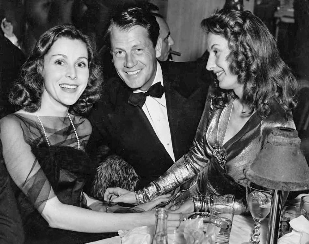 stanwyckarchive's tweet photo. Barbara at a party with Frances Dee, Joel McCrea, Catherine Craig, Robert Preston, Henry Fonda, and William Wellman, c. 1941. https://t.co/eLlO9EAHcZ