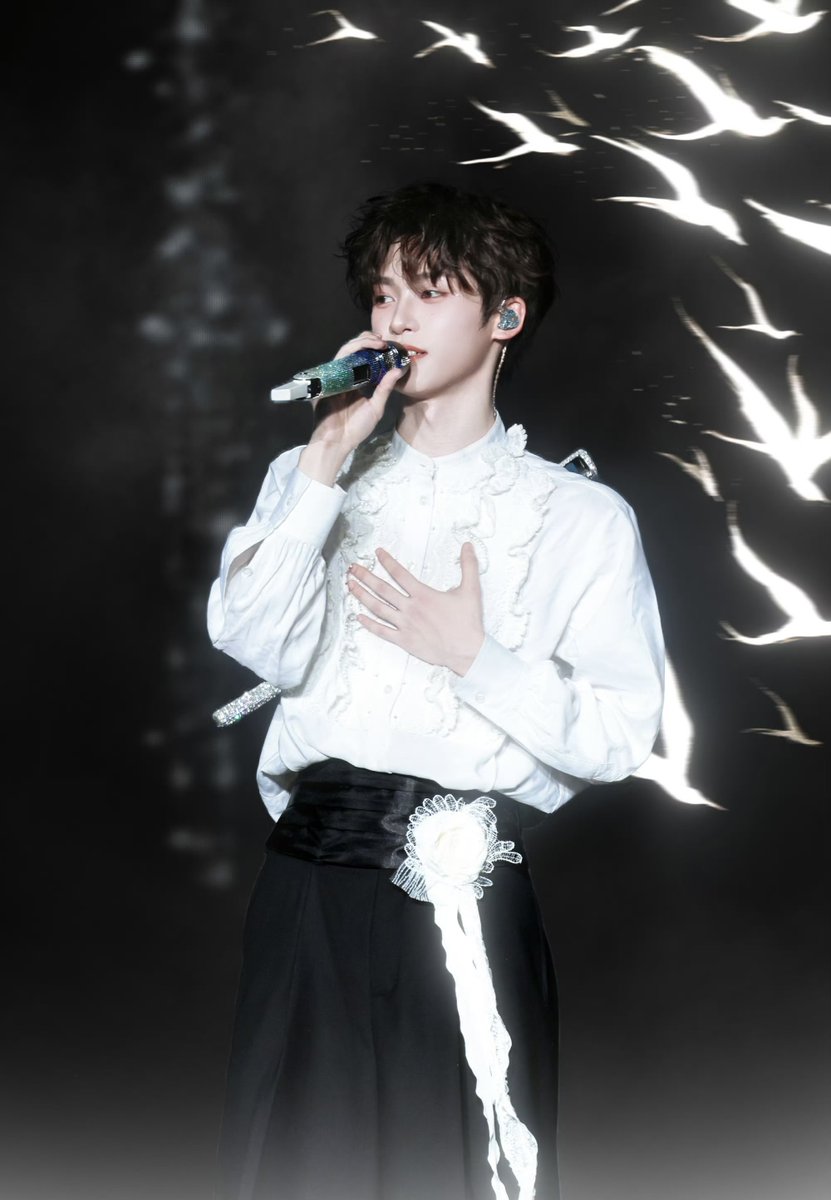 erika5907's tweet image. Just caught the most electrifying musical tonight—standing ovation well-deserved!  Every note, every move felt alive. Who’s joining me for a rewatch next week #TheaterMagic #LivePerformance