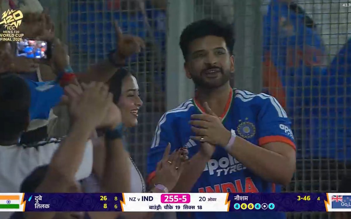 BiggBoss_Tak's tweet photo. Karan Kundrra and Tejasswi Prakash enjoying the T20WC Final in Ahmedabad. 🇮🇳🏏🔥 #IndvsNZ #TejRan https://t.co/MNJKEOokLG
