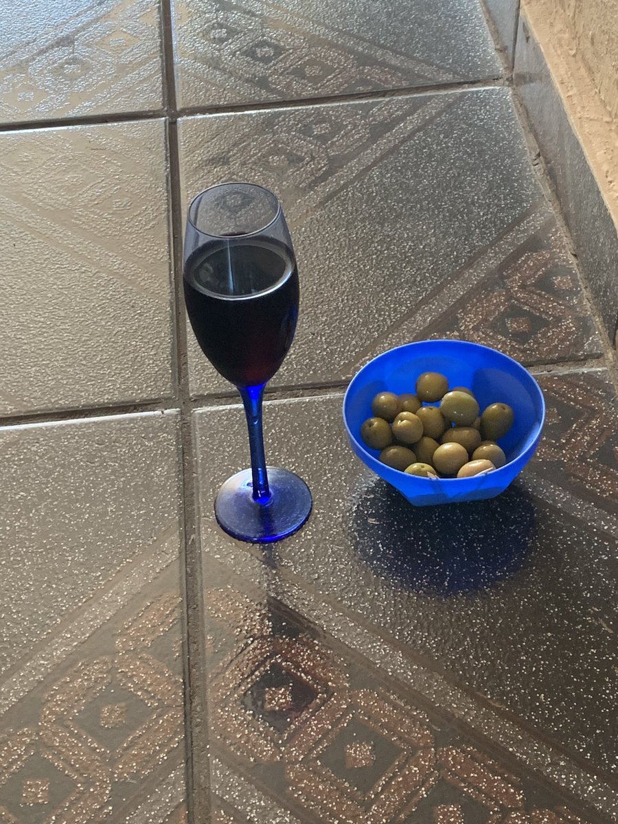 guerreiropatr3's tweet image. Domingo de folga tomar uma taça de vinho é obrigatório.  🍷🍷
#TimTim 🍷🍷