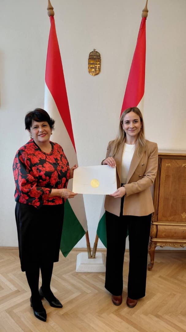 CubaMINREX's tweet photo. La embajadora Teresita Vicente Sotolongo, presentó a la Sra.  Anett Varga, jefa de Protocolo del Ministerio de Asuntos Exteriores y Comercio de #Hungría 🇭🇺, las Copias de Estilo que la acreditan como Embajadora designada por #Cuba 🇨🇺 ante esa nación.

🔗https://t.co/xLtlaXZvmG https://t.co/U73q0HPOmh