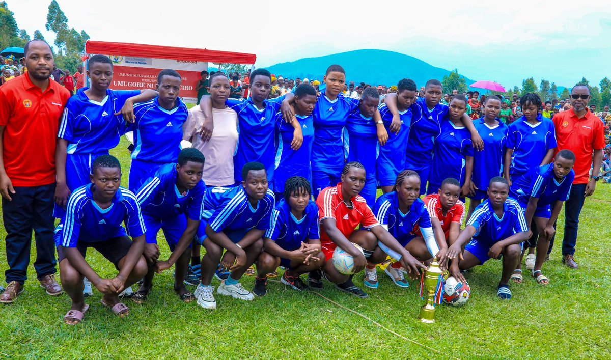 NyanzaDistrict's tweet photo. @RwandaSouth @RwandaLocalGov @RwandaGender @NadineKayites @actionaidrwanda Ikipe y’umupira w’amaguru y’abagore y’Umurenge wa Rwabicuma yashyikirijwe igikombe yatwaye mu marushanwa y'#UmurengeKagameCup mu Karere muri uyu mwaka, igikorwa cyashimangiye uruhare rw’abagore muri siporo bakomora ku miyoborere myiza ya Nyakubahwa Perezida wa Repubulika. https://t.co/N2AtADxUA0