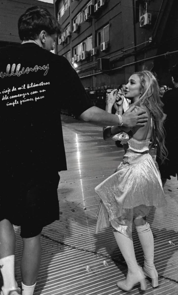 blondiswift's tweet photo. ni en los libros de wattpad https://t.co/kRNlURGInE