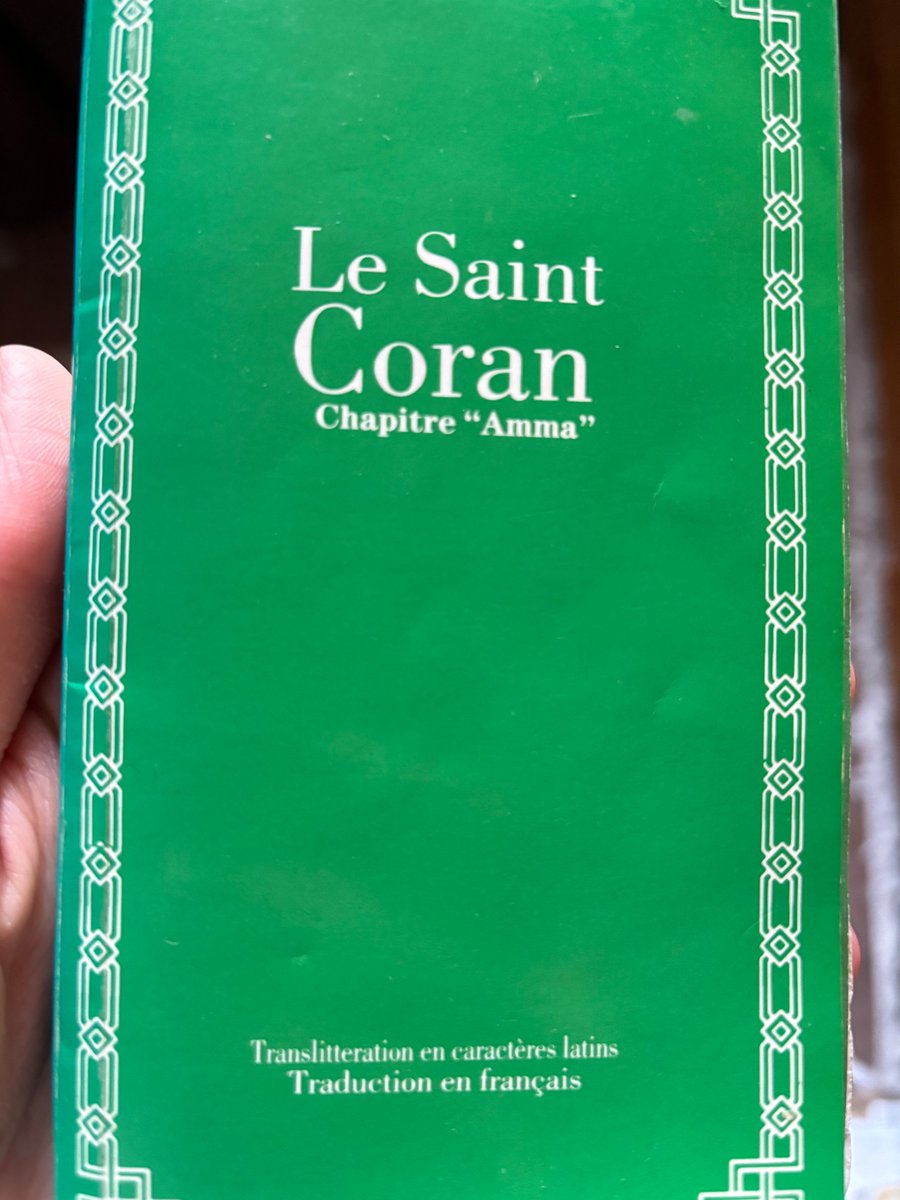 Alquraychii's tweet photo. Ça m’évoque tellement des souvenirs ce Coran et j’ai tellement profité de la phonétique quand j’étais petit mais quand je vois ça maintenant ça me pique les yeux https://t.co/IPrxgJthc8