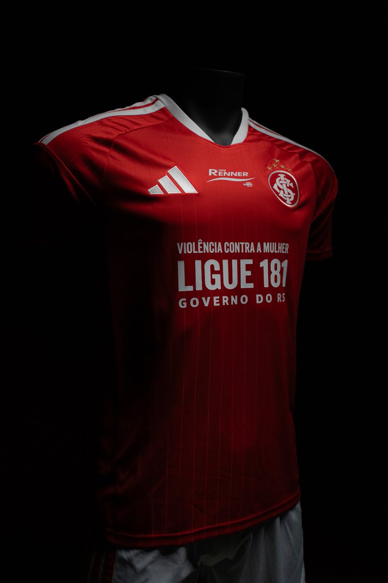 SCInternacional's tweet photo. Denuncie a violência contra a mulher. ‼️

No Gre-Nal 451, o Clube do Povo, em parceria com o Governo do Rio Grande do Sul, terá em seu uniforme uma mensagem alusiva à campanha estadual contra o feminicídio: “Não maquie, denuncie”. https://t.co/05YPE4HIBU