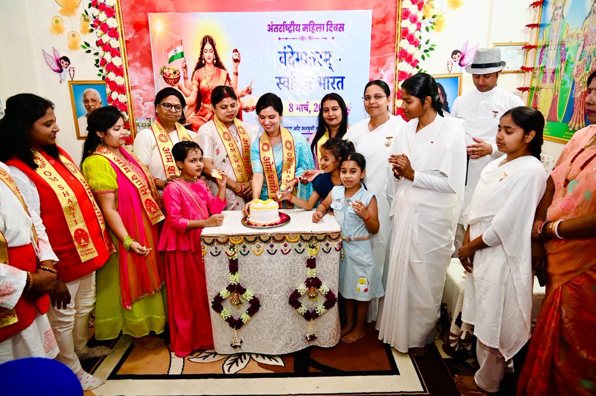 R114raf's tweet photo. Smt. Ritu Jha, Head RCWA–114 RAF, along with families of personnel of @114Raf, celebrated International Women’s Day with Sisters of Brahma Kumaris  at Ara, Bihar. The event highlighted women’s empowerment, spiritual values, and collective harmony.@cwacrpf @HMOIndia https://t.co/GHmTPa5fdZ