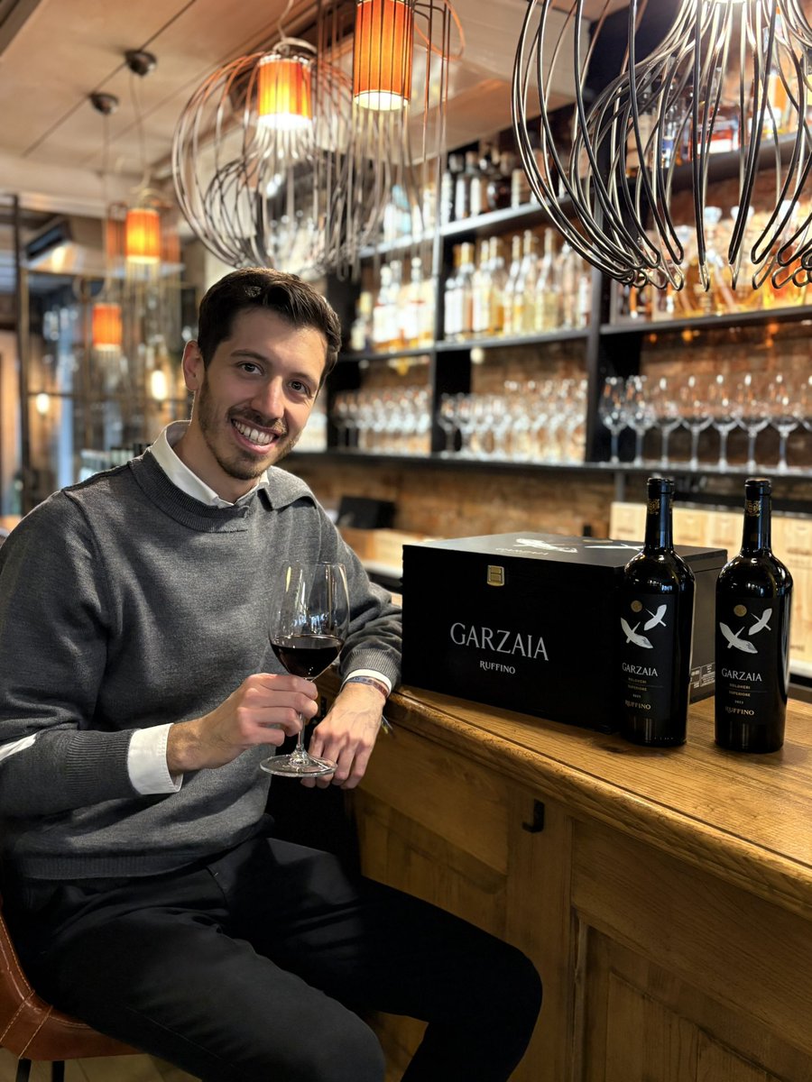 AlbertoFoodAd's tweet photo. A Venezia la presentazione del nuovo Garzaia Bolgheri Superiore DOC 2023 di @ruffino_1877, firmato dall’enologa @olgafusari.
Blend con Cabernet Franc 70% e Merlot, prodotto da vigneti Ruffino. Struttura, eleganza e complessità aromatica.
#Bolgheri #Ruffino #WineTasting #Venezia https://t.co/STE2cudLT8