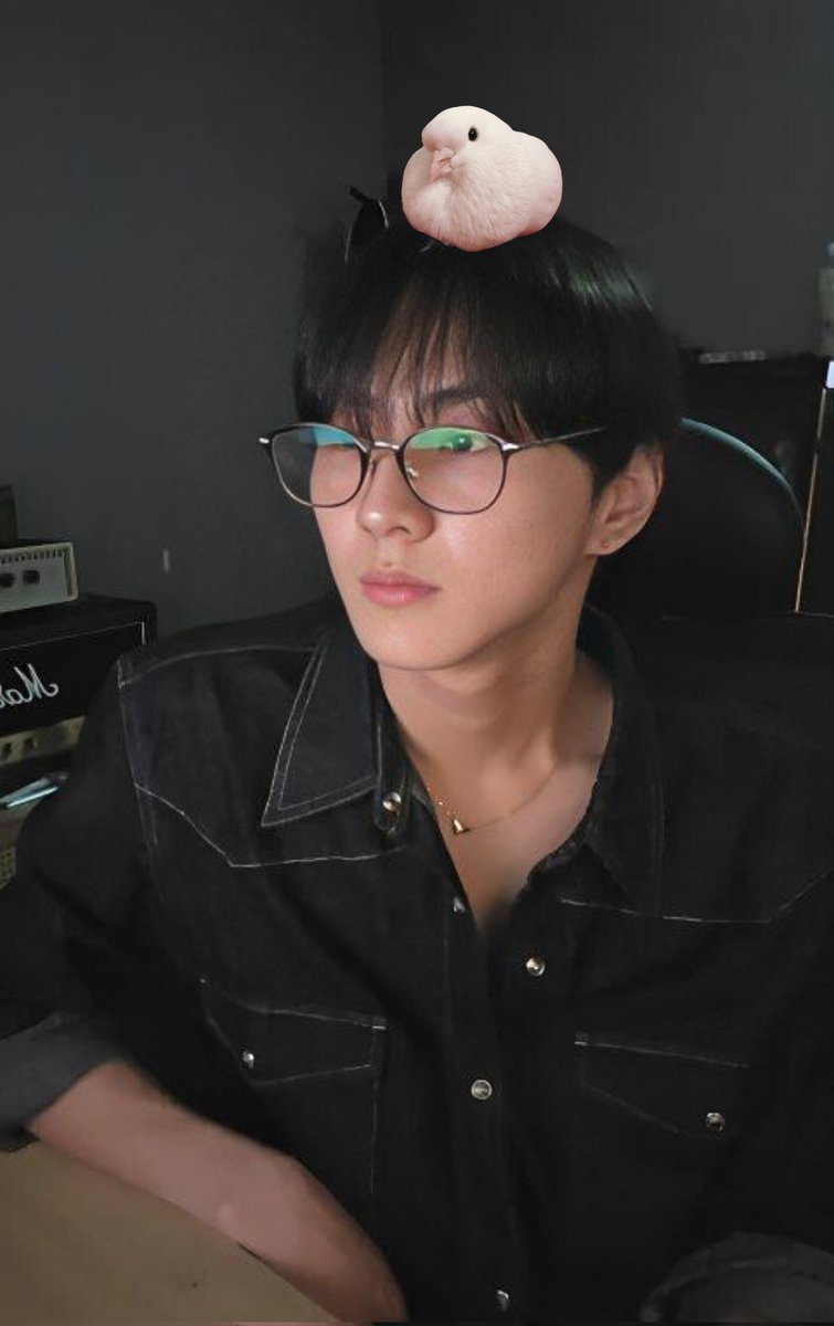 lilybythevaley's tweet photo. "omongin ki."

"bang sean kok numbalin iki. bang trapis aja."

"lu adiknya. sana bilang."

"idih."

"bilang."

"b-bang juju... anu... itu..."

"hm." 

"burung—"

"iya."

"tapi kok..."

"biarin aja."

"nangkring di—"

"biarin."

"kaya jarjit." https://t.co/9fSlxAsDgH