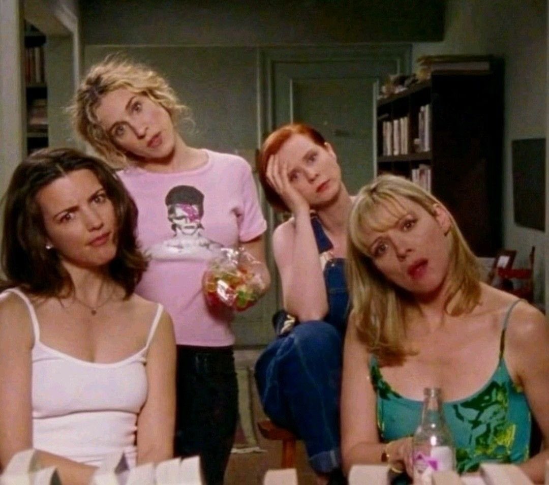 HemillyLz's tweet photo. comecei a assistir desperate housewives e não to acreditando que tem gente que realmente fala que é melhor que sex and the city https://t.co/EeRIF8dLXO