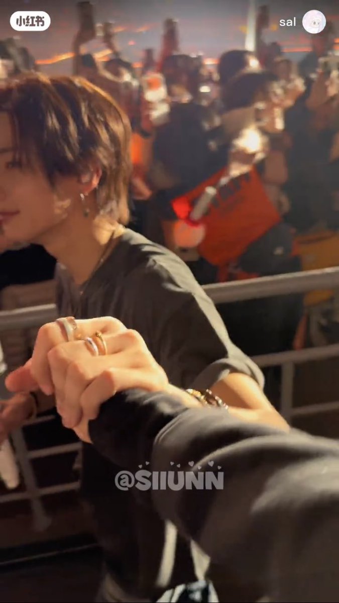 tonsohi's tweet photo. anton holding op's hand😭😭😭

🔗https://t.co/vbaInEr5rx https://t.co/TWEeXd13D8