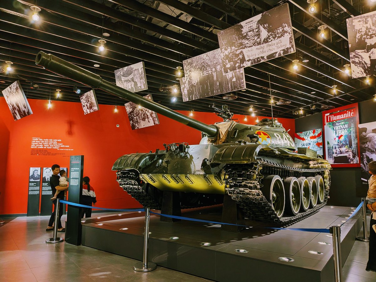Hi_Rossy's tweet photo. ホアロー収容所の次は、ベトナム軍事歴史博物館へ。日本の戦争展示は「悲惨さをどう忘れないか」がテーマになるけど、ベトナムの場合は「勝利・統一・独立の物語をどう継承するか」なんだよね。子供たちははしゃぎながら展示を見ている。国によってここまで伝え方が違うんだなって。 https://t.co/Y3nhh2Wlql