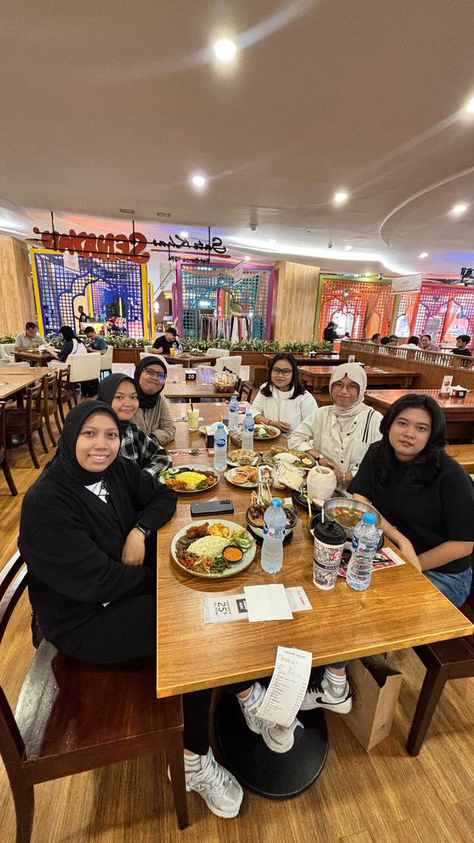 bukber isinya kena roasting doang. “tuh nian aja jadi admin pengbes, masa lu posisi kedua gak dijadiin apa apa mit.”

yaudah sie terus gweh harus koprol? 🤗