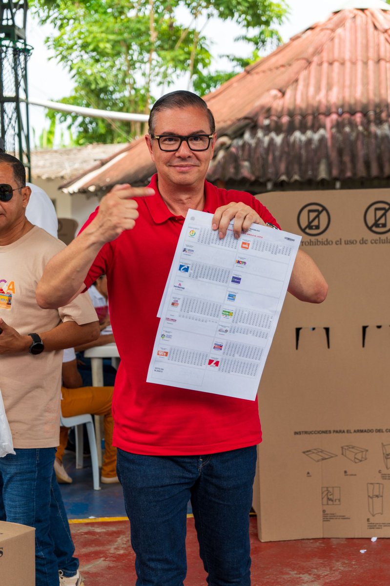 Votar es la responsabilidad de decidir el destino de nuestro país 🇨🇴 Junto a mi familia, ejercimos nuestro derecho al voto 🗳️ para fortalecer nuestra democracia. 
Con toda‼️