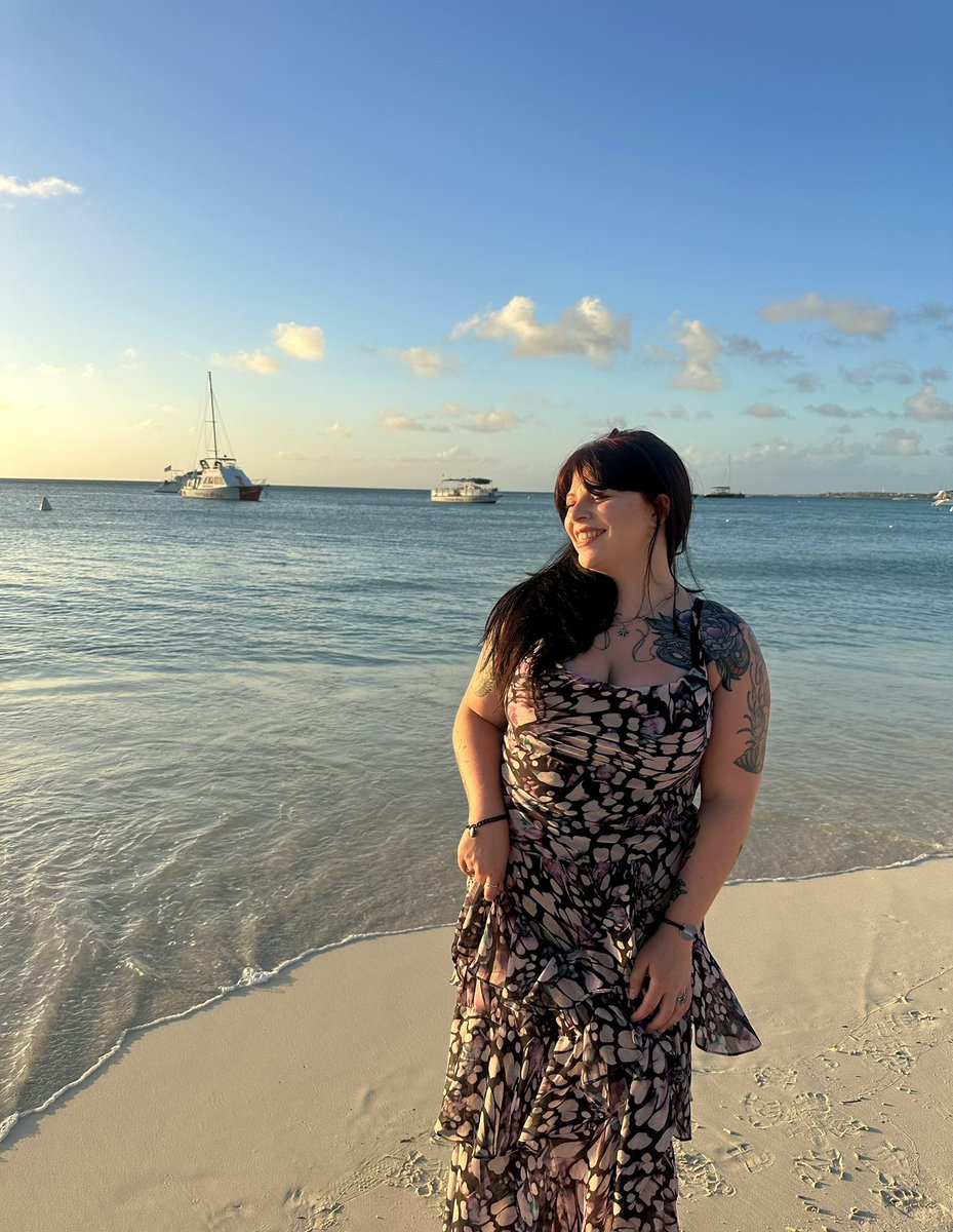 lindsay_giof's tweet photo. Aruba looks so good on me 🌴 https://t.co/oHtwrw2PPI