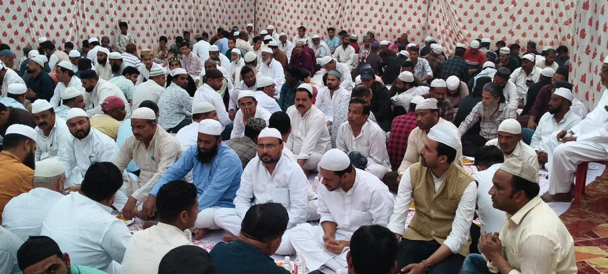 TeamYasarShah's tweet photo. जनपद बहराइच में आज पूर्व कैबिनेट मंत्री माननीय @yasarshah_SP जी ने रोज़ा अफ़्तार में शिरकत की। https://t.co/NBjKs5BqL3