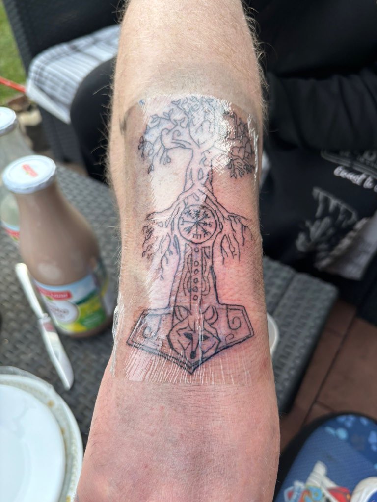 toto2878's tweet photo. Nach langer Pause durfte ich wieder als Versuchskaninchen herhalten – meine Tochter Maja hat das Tattoo gestochen! Ein, zwei kleine Fehlerchen – aber hey, Kunst ist ja bekanntlich nie perfekt. 😎 https://t.co/gVjTODP0Sx
