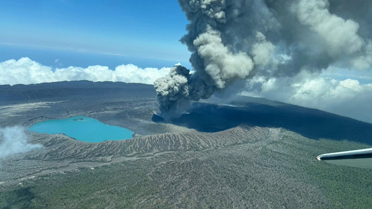 Artanis04's tweet photo. #Ambae: New stunning images from the ongoing eruption of Manaro Voui on Ambae Island. Alert level 3 prevails over the volcano. Images were captured on March 7.
📸Credit: Unity Airlines https://t.co/JvgAAetpPD