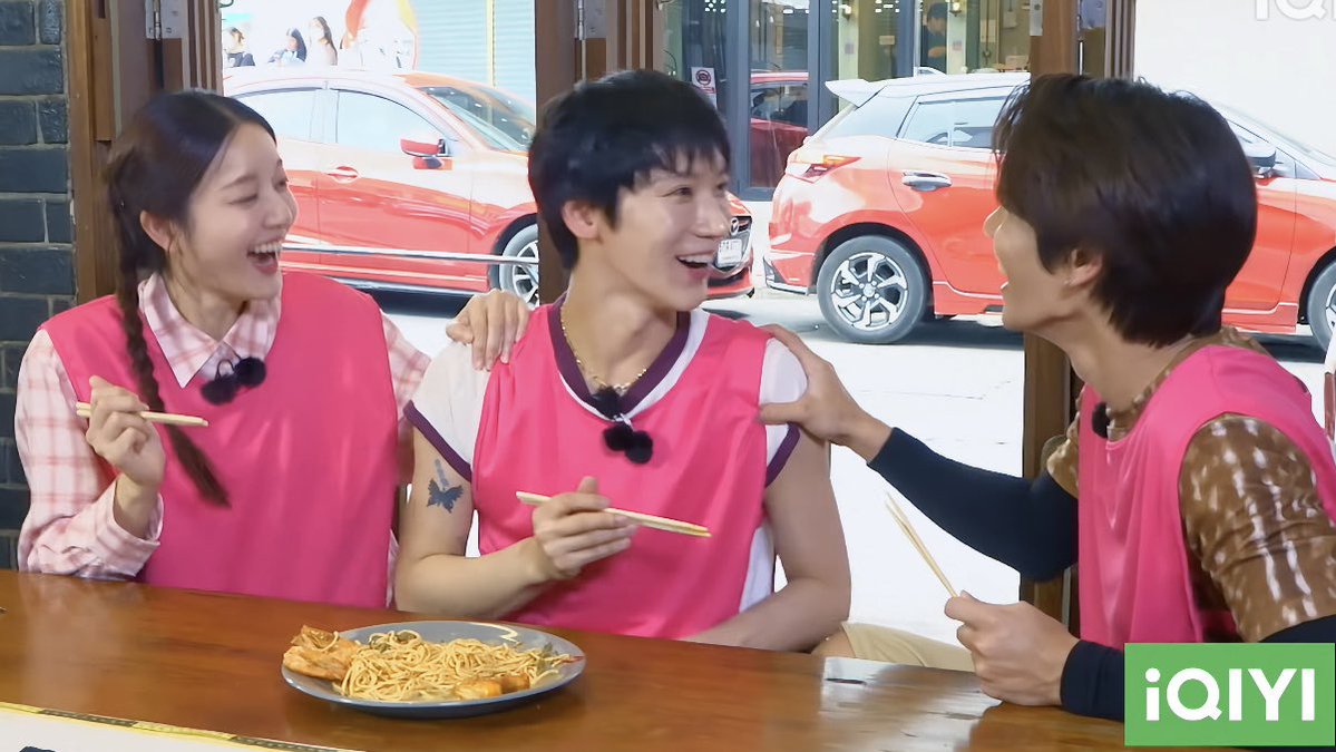 แล้วปกติเตนล์แทบจะเป็นพี่ใหญ่อะในครอบครัวก็เป็นพี่คนโต พอมาอยู่กับพี่อิ้งค์พี่เจฟเป็นน้องเล็กแล้วโดนเลี้ยงน่ารักไปใหญ่เลยㅠㅠ มานบ๊องพิก็ขำเอนดู พิอิ้งเป็นเจ่เจ้น้องเตนสุ้เขานตๆๆ กับพิเจฟก้น้วยใส่เค้าละพิพุดไรก้รับซาบทำตามคับๆ ฮือ ชั้นคงดูเตนรนมไปทั้งวีค รักเตนกับงานไทยที่สุด