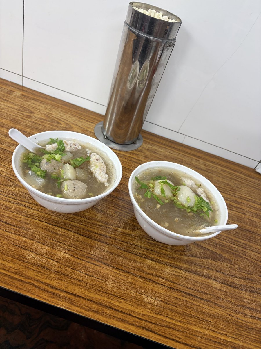 ranran19920418's tweet photo. 滞在中はほぼ雨☔️、おまけに白菜と肉は不在……😂
でも久々に引いたおみくじが「大吉」のさらに上、最高ランクだったらしいし、目的達成率は100% https://t.co/nudQJeMqoD