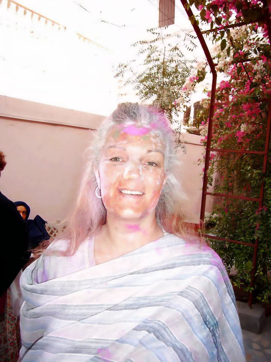 KarunaMayi1906's tweet photo. 2012 in Indien, Vrindavan, Radhe Radhe, Haribol 🩷🩵
#yogavidyanordsee 🌊
#yogavidya #HoliInDeutschland
#HindusInDeutschland https://t.co/qarE3nDfKf