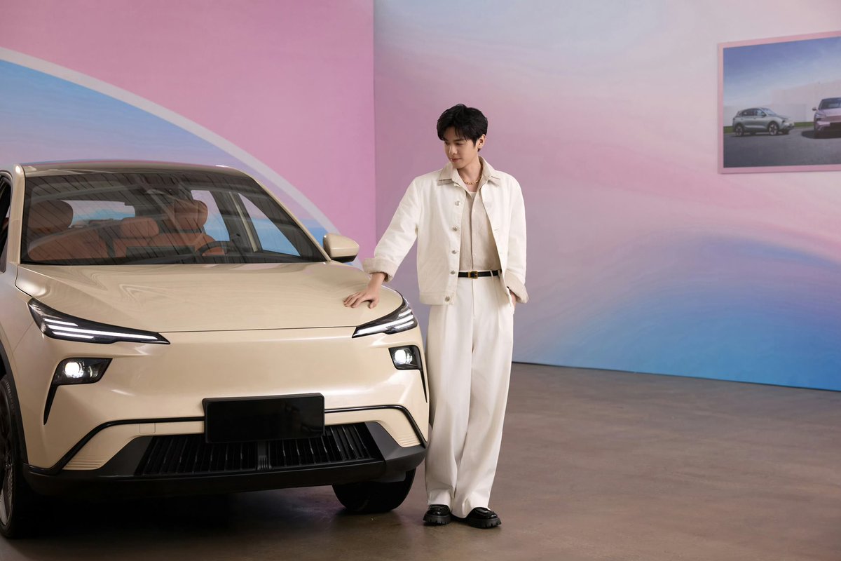 ZhangRuoyunCN's tweet photo. 【1/2】
#ZhangRuoyun STUDIO Weibo Updates:

Let's switch the pace of city life to a pleasant mode, brimming with the vitality of early spring, and enjoy the same scenery together.

#张若昀 #張若昀 #ZhangRuoyun #จางรั่วหยุน #จางรั่วอวิ๋น #จางรั่วยวิ๋น #FAW
#Bestune @BestuneGlobal #ChineseCars