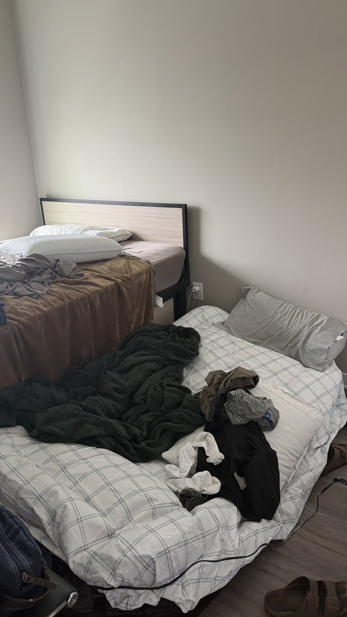bensongumballll's tweet photo. Goodbye air mattress #bedmaker https://t.co/0sY1yuaEmO
