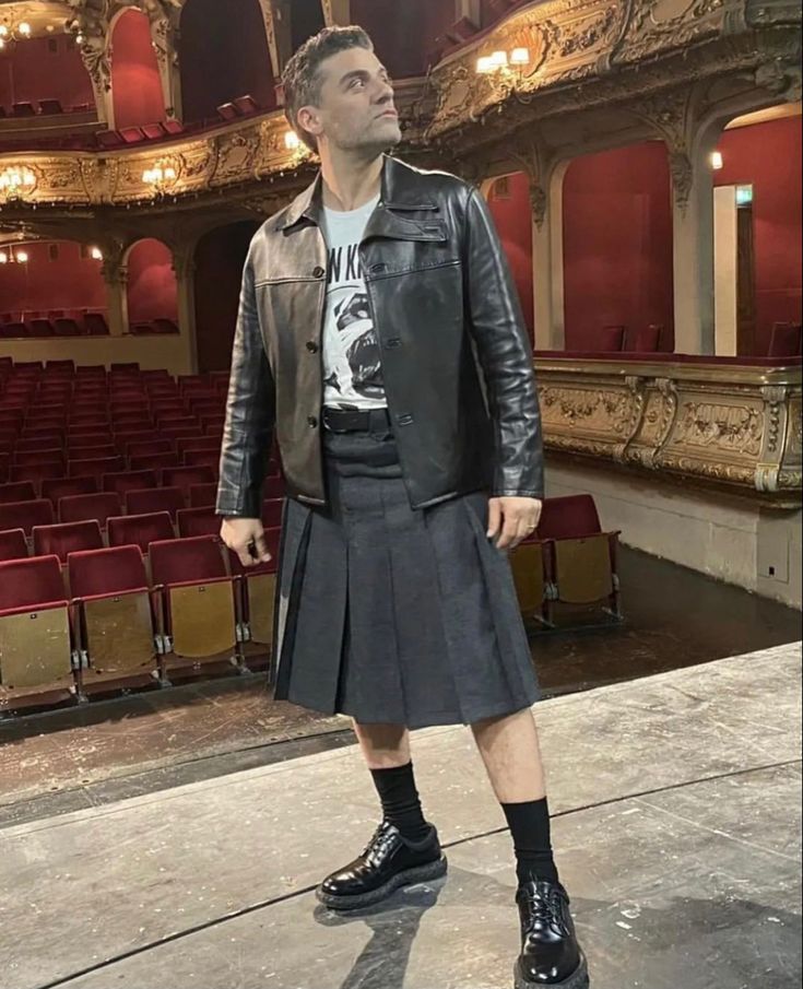 Poltergeist_404's tweet photo. Everytime Oscar himself wears a dress or a kilt, it just brings us so much joy.
GO DAD, SLAY. 💙
He needs to wear red or yellow more. 💐 https://t.co/zEBFcLG07e
