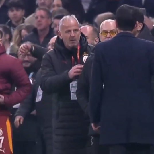 Okan Buruk sarı kart görüyor ardından yardımcısından biri kartı bana yaz diyor 

Galatasaray nedir işte cevabı 👇