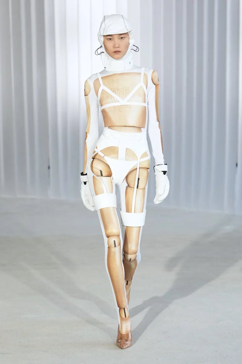 LaModeUnknown's tweet image. ✨Jean Paul Gaultier✨ by Duran Lantink Fall/Winter 2026.🪡

PS: too 'tech' / robotic / figurative, and less (if not nothing) about the WOMEN jpg dressed — still don't want it much, sorry.