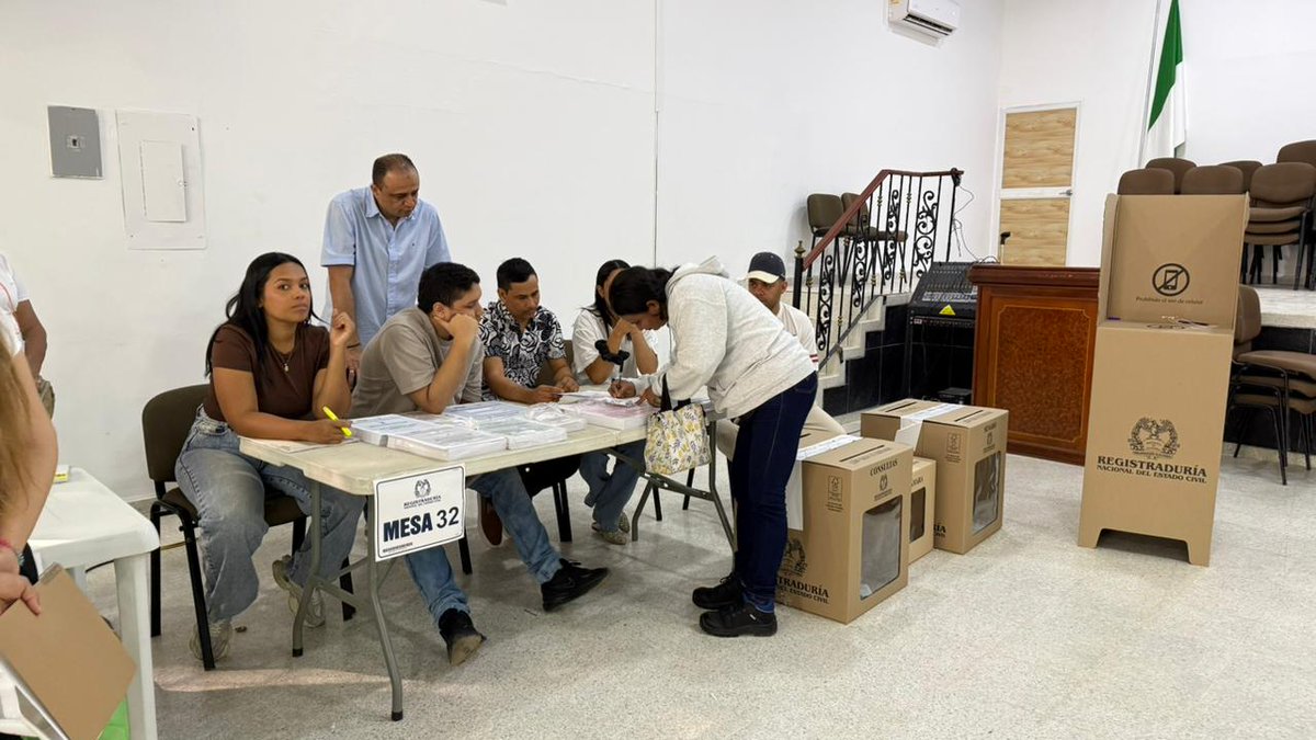 Registraduria's tweet photo. En el departamento del Cesar avanza con normalidad la jornada electoral. Para este proceso se dispusieron 2.356 mesas de votación distribuidas en 300 puestos de votación, donde los ciudadanos acuden a ejercer su derecho al voto.

De esta manera, los cesarenses participan activamente en la jornada, fortaleciendo la democracia y la confianza en el proceso electoral.