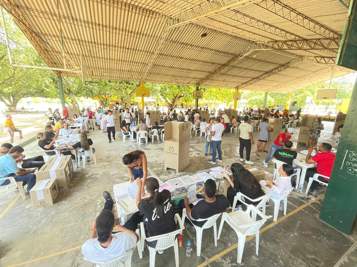 Registraduria's tweet photo. En el departamento del Cesar avanza con normalidad la jornada electoral. Para este proceso se dispusieron 2.356 mesas de votación distribuidas en 300 puestos de votación, donde los ciudadanos acuden a ejercer su derecho al voto.

De esta manera, los cesarenses participan activamente en la jornada, fortaleciendo la democracia y la confianza en el proceso electoral.