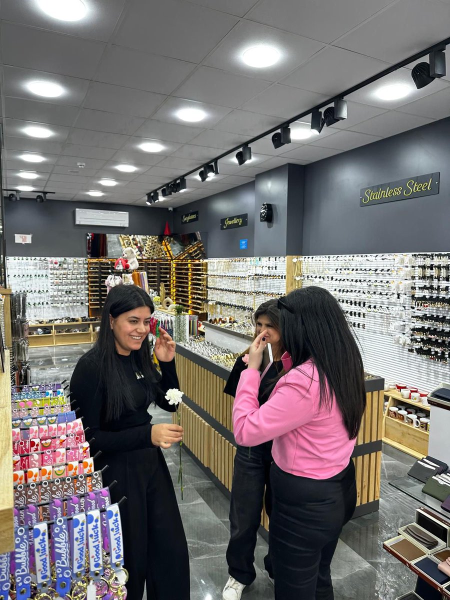 8 Mart Dünya Emekçi Kadınlar Günü sebebiyle Gazimağusa’da emekçi kadınlarımızın gününü kutlayarak karanfil takdimi yaptık. 
Hiç bir KADIN Cinayetinin işlenmediği bir ülke hayaliyle
8 Mart Kutlu Olsun …

#chpkktc #chpkıbrıs #chpdaü #gazimağusa #8mart <a href="/myurukcu/">Mustafa Yürükcü</a>