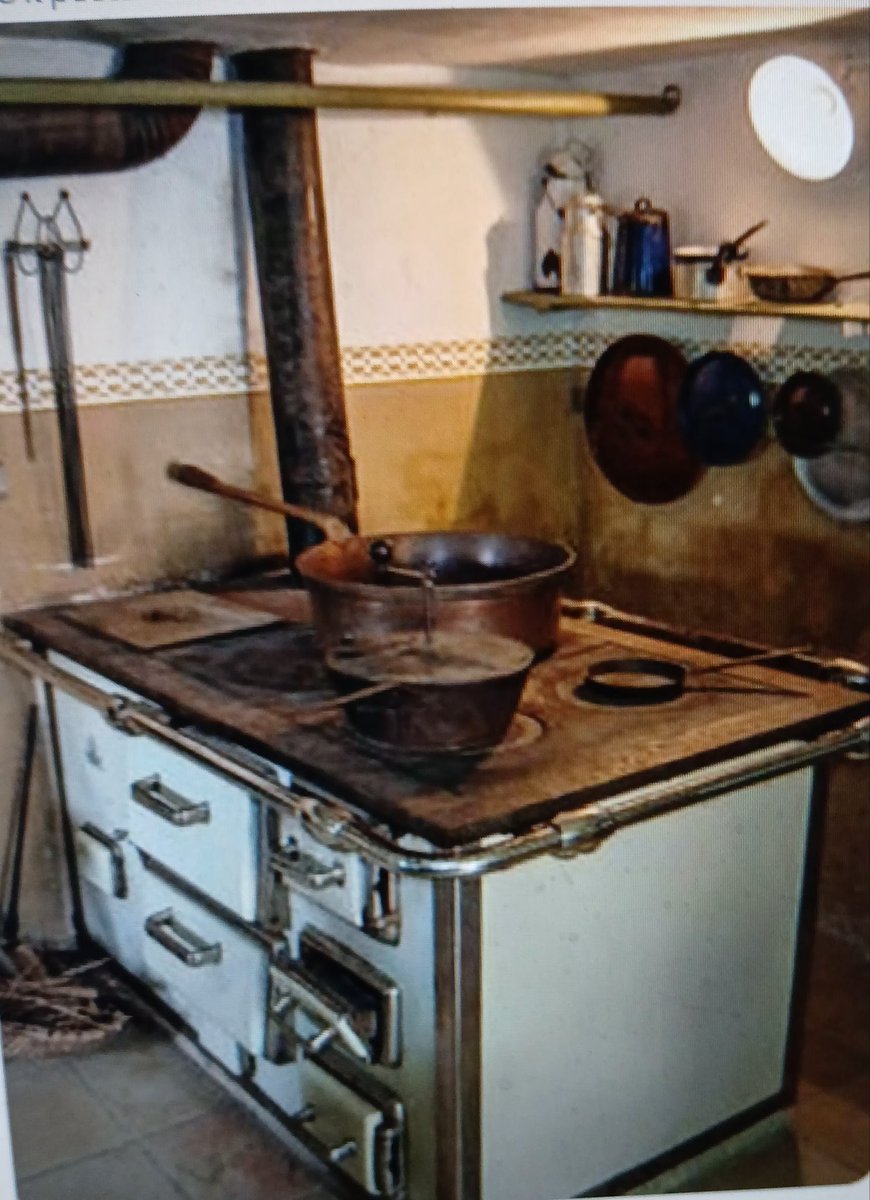 Les jeunes diront que c'est une antiquité.
Moi je pense que c’est là,
où les meilleurs plats du monde ont été préparés !
c'est votre avis ?
#Nostalgie