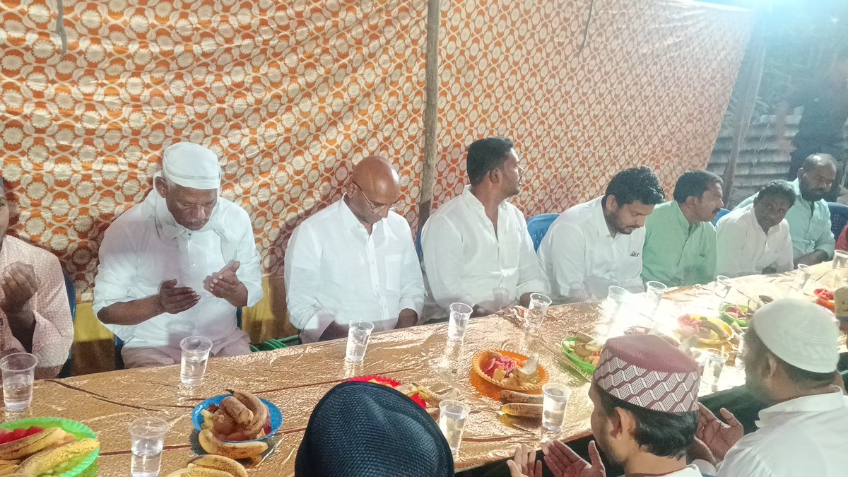 కాగజ్‌నగర్ టౌన్‌లోని సి బాబు కాలనీలో నిర్వహించిన ఇఫ్తార్ విందు కార్యక్రమంలో బీఆర్ఎస్ పార్టీ రాష్ట్ర ప్రధాన కార్యదర్శి డా.ఆర్‌ఎస్ ప్రవీణ్ కుమార్ సార్ గారు ముఖ్య అతిథిగా పాల్గొన్నారు. ఈ సందర్భంగా ముస్లిం సోదరులతో కలిసి ఇఫ్తార్ విందులో పాల్గొని రంజాన్ మాస శుభాకాంక్షలు తెలియజేశారు.