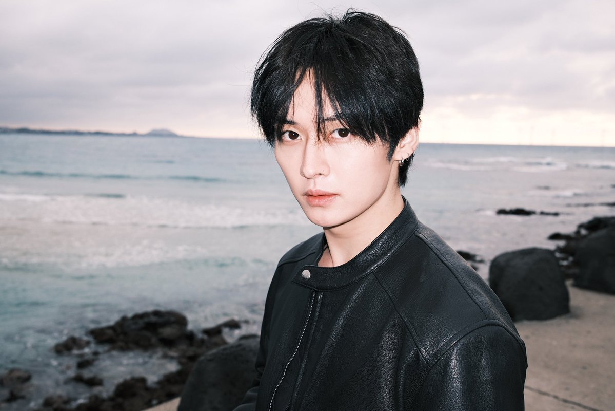 abis foto sama lino terus doi post foto seganteng paripurna ini pake baju yg sama 😭😭😭😭😭😭