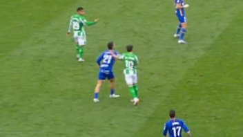 🖥️💥 El VAR hizo la vista gorda con Abde en el Getafe - Real Betis.

👉🏻 El marroquí, tras un enganchón con Iglesias, le suelta un manotazo sin disputa de balón.

❌ 𝗘𝗦 𝗥𝗢𝗝𝗔 𝗗𝗜𝗥𝗘𝗖𝗧𝗔.

▪️ Cabe recordar que Brais Méndez fue expulsado por un roce en el rostro de Paredes.