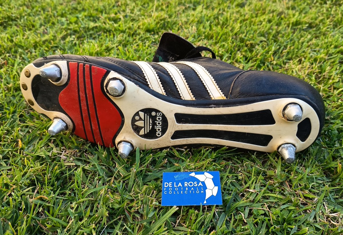 Para el Mundial de España 1982 la marca alemana crea las botas más icónicas de la historia las <a href="/adidas/">adidas</a> World Cup. Aquí tenemos un modelo posterior al Campeonato, ya con la etiqueta negra, aunque mantiene las 3 rayas hasta abajo.
De mí colección.
#adidas
 #theadidasarchive