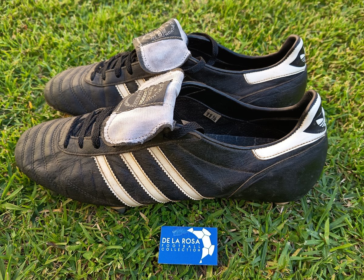 DlaRosaFC's tweet photo. Para el Mundial de España 1982 la marca alemana crea las botas más icónicas de la historia las @adidas World Cup. Aquí tenemos un modelo posterior al Campeonato, ya con la etiqueta negra, aunque mantiene las 3 rayas hasta abajo.
De mí colección.
#adidas
 #theadidasarchive https://t.co/qVwW8Lgvnt