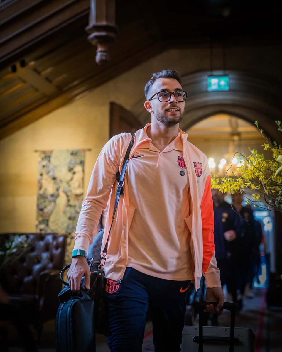 fcbmessiaddict's tweet photo. Eric with the mask - Batman
Eric with glasses - Superman https://t.co/0th9cojgWX