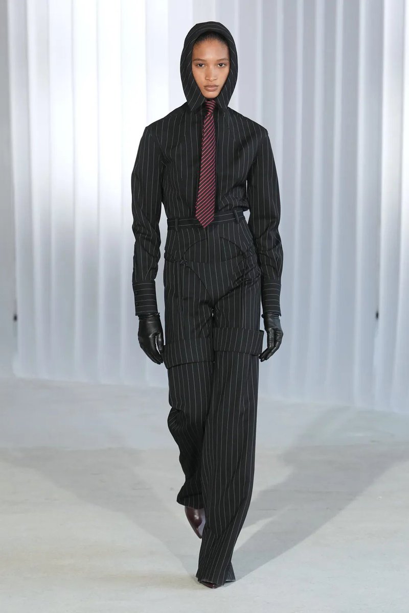 LaModeUnknown's tweet image. ✨Jean Paul Gaultier✨ by Duran Lantink Fall/Winter 2026.🪡

PS: too 'tech' / robotic / figurative, and less (if not nothing) about the WOMEN jpg dressed — still don't want it much, sorry.