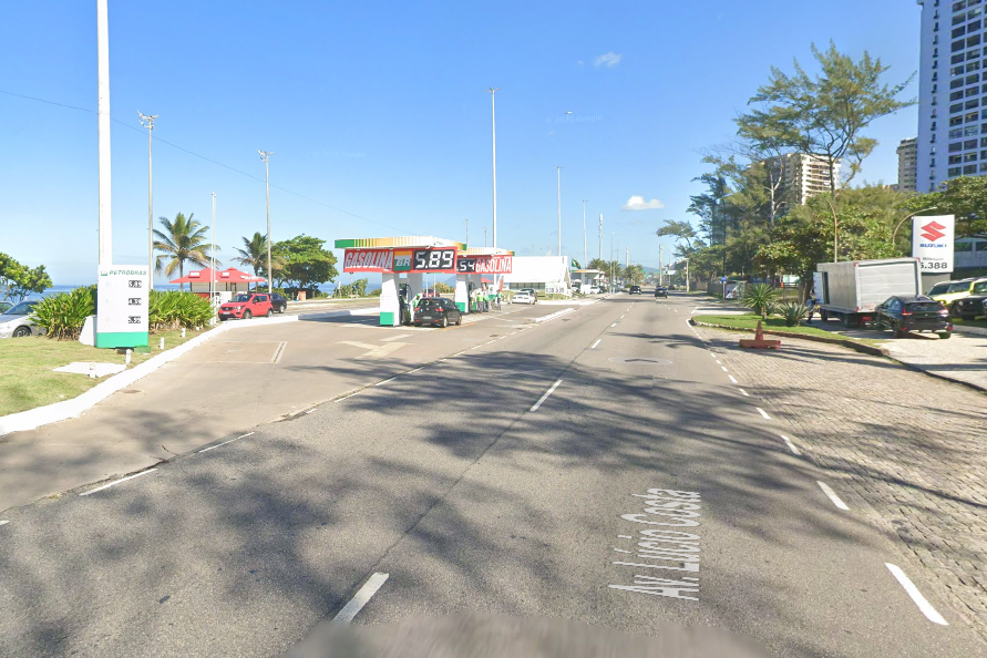 ThiCAndrade's tweet photo. @SidnelsonEu Num faz não... Praia da Barra da Tijuca, RJ. Esse cara é burro. https://t.co/YvE24qSJNe