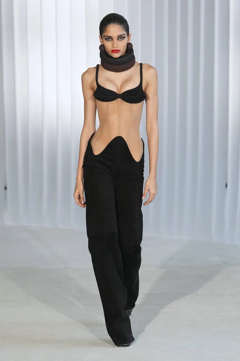 LaModeUnknown's tweet image. ✨Jean Paul Gaultier✨ by Duran Lantink Fall/Winter 2026.🪡

PS: too 'tech' / robotic / figurative, and less (if not nothing) about the WOMEN jpg dressed — still don't want it much, sorry.