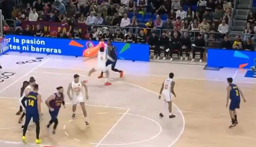 ACoachMMbasket's tweet photo. Spain basketball @ACBCOM @FCBarcelona_es head coach is Xabi Pascual. Ball inside to @willyhg94 #basketballsetplays https://t.co/lusSvRF8lA