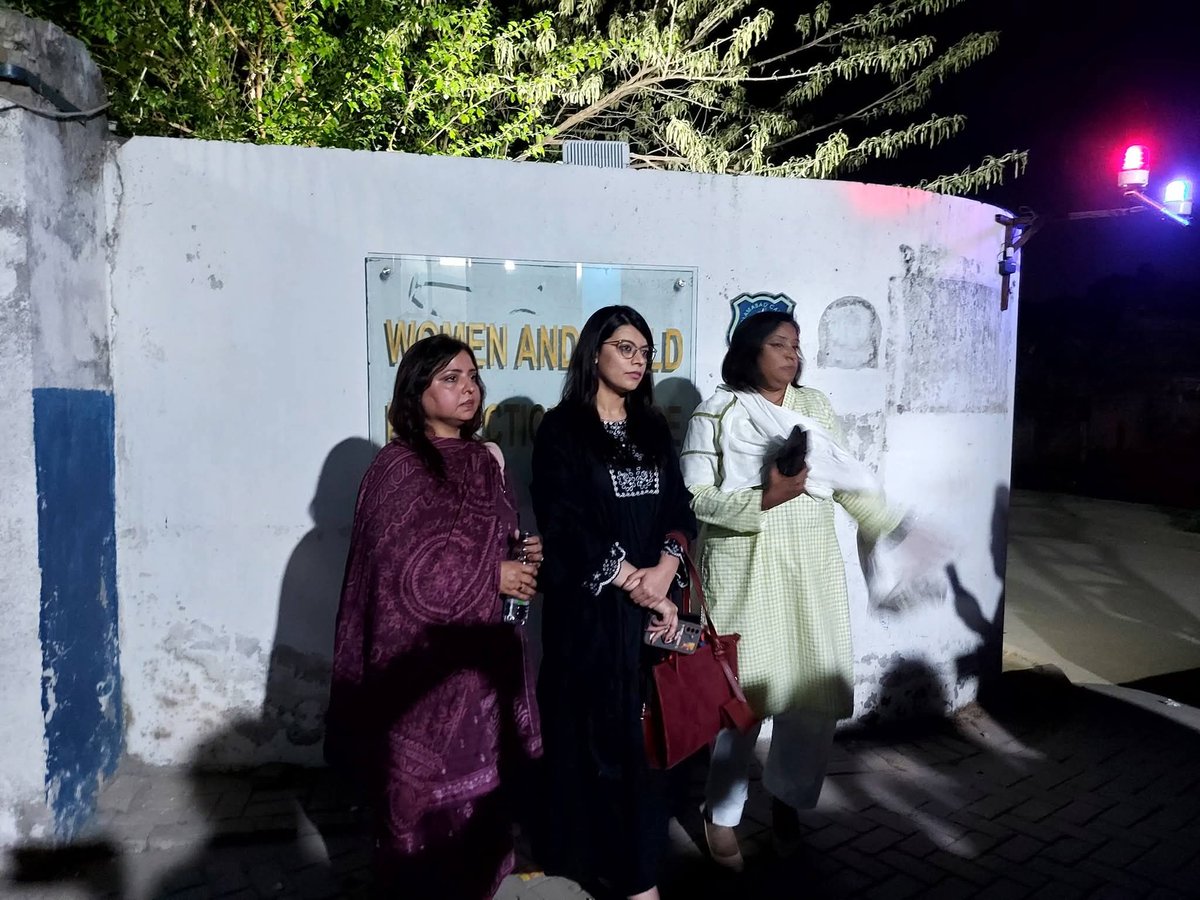 ShamimAshraf79's tweet photo. عورت مارچ کی کوریج کے دوران سینئر صحافی عصمت جبیں، پی ایف یو جے کی رہنما صحافی فرحت فاطمہ اور  سحرش قریشی کو حراست میں لیا جانا انتہائی افسوسناک ہےتاہم بعد ازاں انہیں رہا کر دیا گیا۔
فرحت فاطمہ اور سحرش قریشی کے ساتھ پولیس کا ناروا سلوک کسی طور قابلِ برداشت نہیں۔  
#uratmarch https://t.co/d3aVlTFmnz